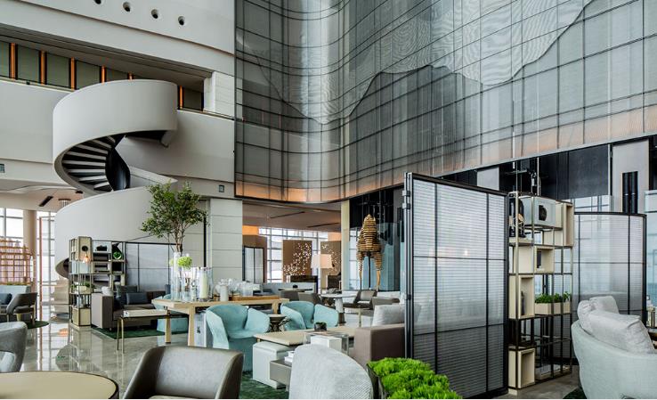  森源家具產品行銷網絡遍及五大洲30多個國家及地區，已為全球2200余家酒店提供產品及服務。長期為瑞吉、洲際、四季、W、麗思卡爾頓、凱悅、柏悅、艾美、康萊德、萬豪、香格里拉、希爾頓、萬麗、喜來登、威斯汀、溫德姆、半島、永利、悅榕莊、安納塔拉、凱賓斯基、千禧等國際酒店及國內所有知名地產如綠城、保利、恒大、合景泰富、華潤、僑鑫、萬達、富力、星河灣等提供定制家具及配飾。，并成為千萬家五星級酒店家具供應商，獲得中國酒店家具十大品牌稱號。 酒店家具，中國十大酒店家具品牌相關標簽：酒店家具 酒店家具廠家 dilezc.com